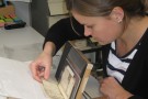 Eliza Jacobi restaureert met remoistenable tissue