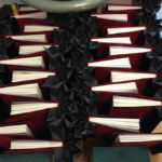 boeken met origami-kragen van bovenaf gefotografeerd